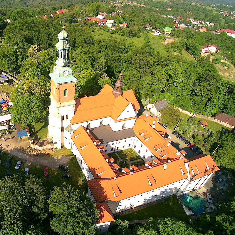 Alwernia, Parafia Stygmatów św. Franciszka