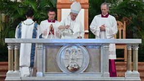 Panama: Franciszek poświęcił ołtarz z relikwiami świętych Jana Pawła II i Oskara Romero