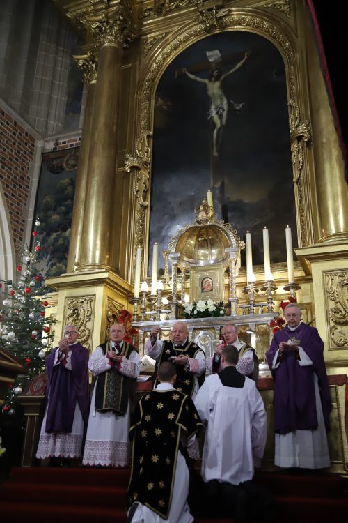 Żałobna Msza św. z importą śp. biskupa Tadeusza Pieronka do Katedry na Wawelu