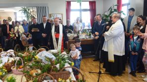 Kardynał Dziwisz poświęcił pokarmy w Domu Miłosierdzia w Brzegach