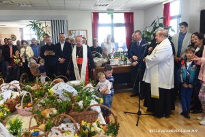 Kardynał Dziwisz poświęcił pokarmy w Domu Miłosierdzia w Brzegach