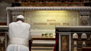 Papież Franciszek oczyszcza Jana Pawła II