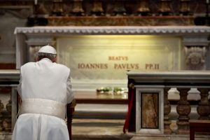 Papież Franciszek oczyszcza Jana Pawła II