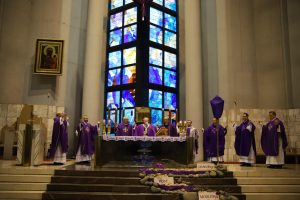 Liturgia stacyjna w kościele św. Jadwigi: Krzyż jest naszą nadzieją!