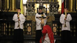 Liturgia Wielkiego Piątku w katedrze wawelskiej: Módlmy się pod krzyżem Chrystusa o miłosierdzie nad światem