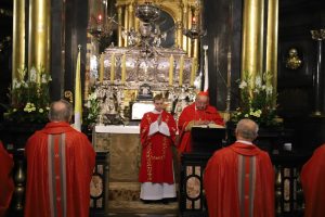Pierwszy dzień nowenny ku czci św. Stanisława: Gdy nad nami wisiał miecz, św. Stanisław wskazywał na Boga