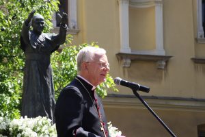 Regina Caeli na dziedzińcu krakowskiej kurii w 100. rocznicę urodzin Karola Wojtyły