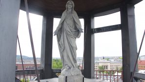 Figura Matki Bożej ponownie nad Teatrem Groteska