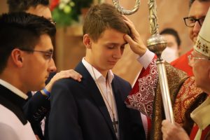 Abp Marek Jędraszewski do młodzieży: Bądźcie wierni darom Ducha Świętego i brońcie krzyża, który jest znakiem zwycięstwa