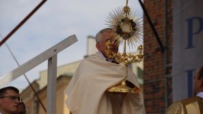 Centralna procesja Bożego Ciała w Krakowie: Niesiony w procesjach eucharystycznych Chrystus mówi: Jestem z wami! Jestem dla was!