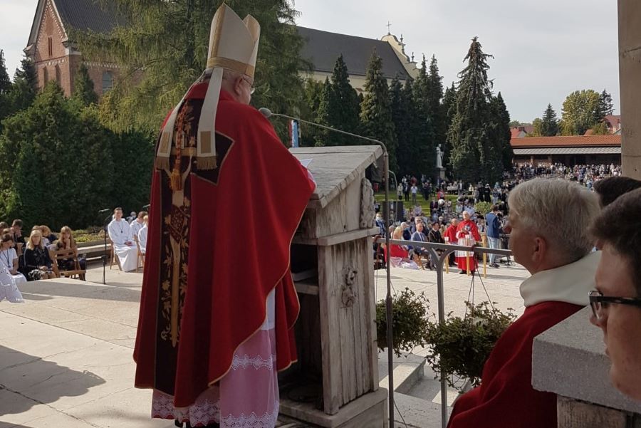 Kard. Stanisław Dziwisz w Sanktuarium Krzyża Świętego w Mogile: Wpatrujmy się w krzyż, w którym nasz ratunek i ocalenie