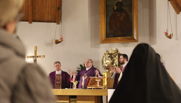 Bp Janusz Mastalski podczas kościoła stacyjnego w Sanktuarium Ecce Homo o odkryciu na nowo wymiarów wiary