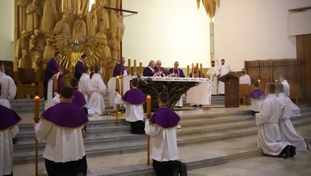 Abp Marek Jędraszewski w Sanktuarium Świętej Rodziny w Krakowie o czasie wielkich zmagań z agresją współczesnego świata