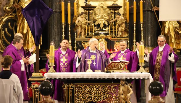 Bp Jan Zając: Błogosławieni, którzy kochają krzyż