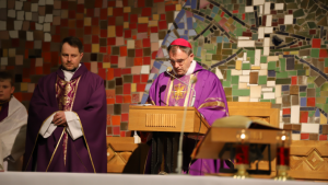 Bp Robert Chrząszcz podczas liturgii stacyjnej: Potrzeba świadectwa wiary, która jest czysta jak złoto
