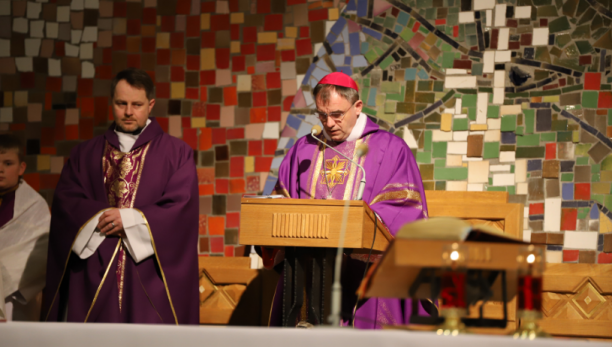 Bp Robert Chrząszcz podczas liturgii stacyjnej: Potrzeba świadectwa wiary, która jest czysta jak złoto