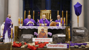 Liturgia stacyjna w kościele św. Jadwigi Królowej: Podążajmy drogą św. Piotra, ufni w Boże miłosierdzie