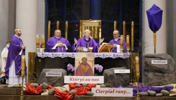 Liturgia stacyjna w kościele św. Jadwigi Królowej: Podążajmy drogą św. Piotra, ufni w Boże miłosierdzie