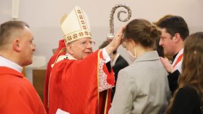 Abp Marek Jędraszewski do młodych: Każdy, kto trwa przy Chrystusowym krzyżu zwycięża