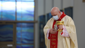 Bp Piotr Greger: Duchowe dotknięcie Chrystusowych ran jest drogą do spotkania z miłosiernym Bogiem
