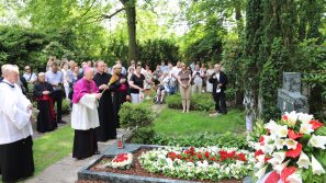 Poświęcenie krzyża na grobie ks. Ryszarda Mroziuka, wieloletniego proboszcza Polskiej Misji Katolickiej w Dortmundzie