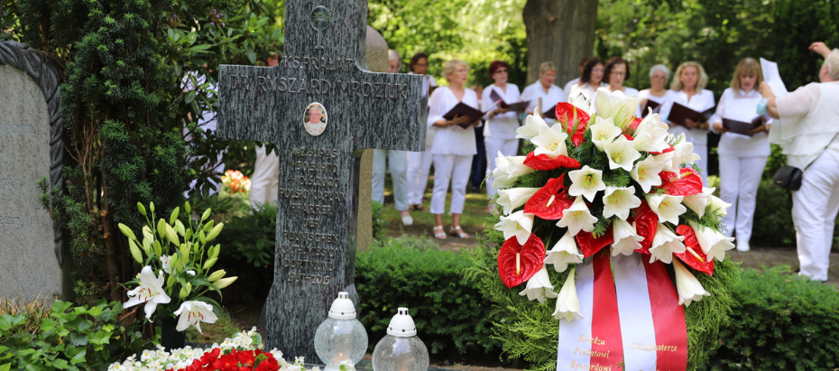 Poświęcenie krzyża na grobie ks. Ryszarda Mroziuka, wieloletniego proboszcza Polskiej Misji Katolickiej w Dortmundzie