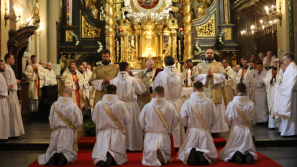 Abp Marek Jędraszewski podczas święceń prezbiteratu: przez Eucharystię wchodzicie w tajemnicę krzyża Pana Jezusa