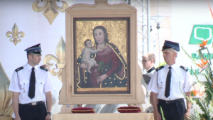 Kardynał Stanisław Dziwisz koronował cudowny obraz Matki Bożej w Daleszycach