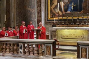 Abp Marek Jędraszewski przy grobie św. Jana Pawła II w Watykanie: ceną godności każdej i każdego z nas jest odkupieńcza krew Chrystusa