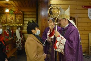 Biskup Robert Chrząszcz z wizytacją w Glisnem