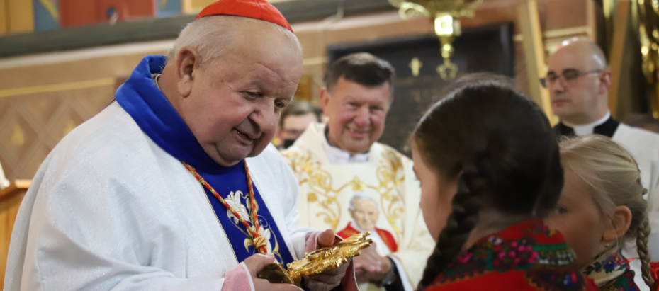 Kard. Stanisław Dziwisz w Zawoi: w centrum życia rodzinnego musi być Bóg