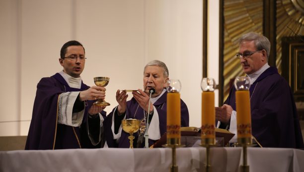Bp Jan Zając w czasie liturgii stacyjnej: Jesteśmy w rękach Boga, który jest naszym dobrym Ojcem