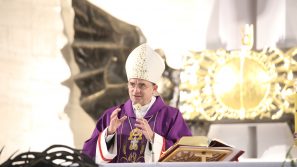 Bp Robert Chrząszcz: Z krzyża płynie powiew nowości i mocy