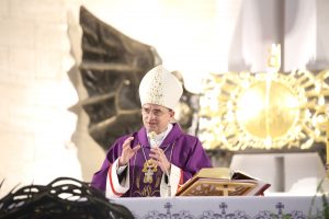 Bp Robert Chrząszcz: Z krzyża płynie powiew nowości i mocy