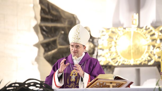 Bp Robert Chrząszcz: Z krzyża płynie powiew nowości i mocy