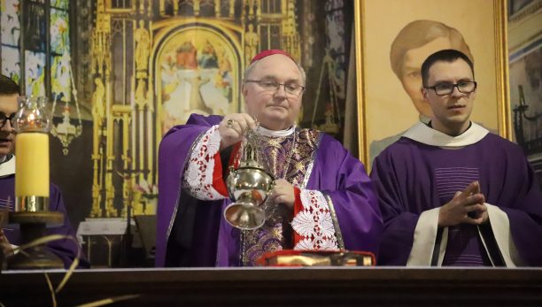 Bp Janusz Mastalski podczas liturgii stacyjnej o wierze, która domaga się miłości, nawrócenia i pokory
