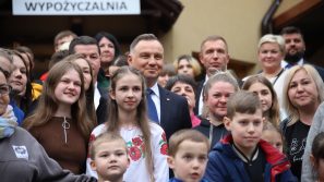 Prezydent Andrzej Duda spotkał się z uchodźcami z Ukrainy i wolontariuszami Caritas Archidiecezji Krakowskiej
