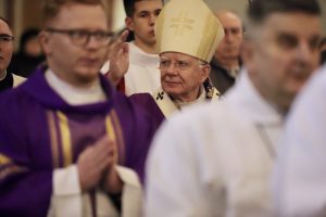 Abp Marek Jędraszewski podczas liturgii stacyjnej: Ile w nas jest Bożej miłości?