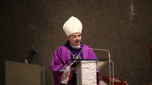 Bp Robert Chrząszcz podczas liturgii stacyjnej: Niech nieustannie towarzyszy nam troska o zbawienie nasze i naszych bliskich