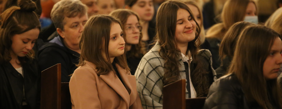 Bp Jan Zając zachęca młodych do wiary i wypełniania Ewangelii w swoim życiu