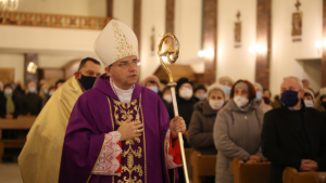 Bp Robert Chrząszcz w czasie liturgii stacyjnej o drogach pokuty