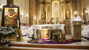 Bp Robert Chrząszcz podczas peregrynacji ikony Świętej Rodziny o Bogu – dobrym Ojcu