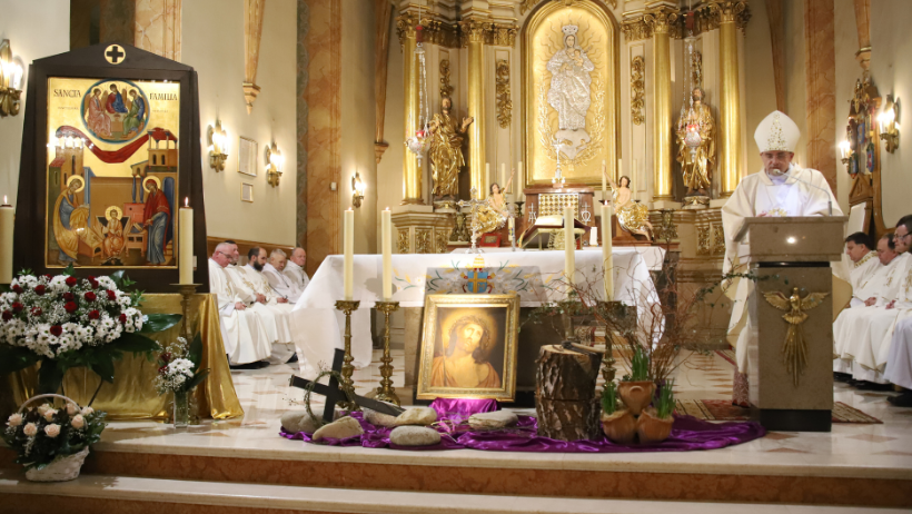 Bp Robert Chrząszcz Podczas Peregrynacji Ikony Świętej Rodziny O Bogu ...