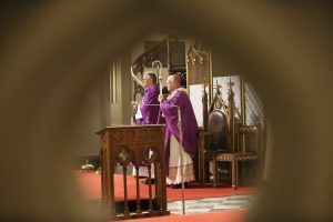 Abp Marek Jędraszewski podczas liturgii stacyjnej: Naszym obowiązkiem jest dawanie pełnego świadectwa wiary, miłości i nadziei