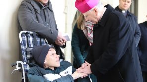 Caritas przekazała wózek elektryczny niepełnosprawnemu chłopcu z Ukrainy
