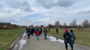 Droga Krzyżowa w intencji pokoju na Ukrainie na terenie byłego niemieckiego obozu zagłady Auschwitz-Birkenau