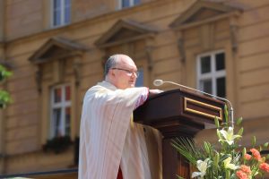 Bp Janusz Mastalski podczas procesji Bożego Ciała o źródłach pociechy