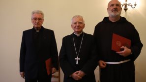 Wręczenie medali św. Jana Pawła II pracownikom Sądu Metropolitalnego Archidiecezji Krakowskiej