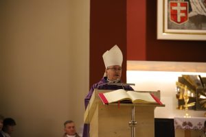 Bp Damian Muskus podczas liturgii stacyjnej: Miłość ma twarz drugiego człowieka