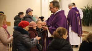 Bp Damian Muskus w czasie liturgii stacyjnej: Modlitwa jest szkołą ufności i źródłem siły